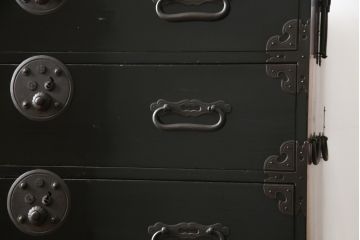 和製アンティーク　美品!!　上手物!!　内部桐(キリ)材　上品な丸金具の黒漆塗り庄内箪笥ローボード(時代箪笥、和たんす、整理たんす、収納タンス、衣装タンス、ローチェスト、テレビ台、テレビボード、引き出し)(R-078488)