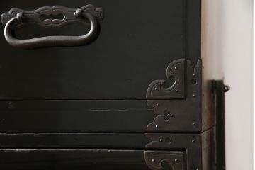 和製アンティーク　美品!!　上手物!!　内部桐(キリ)材　上品な丸金具の黒漆塗り庄内箪笥ローボード(時代箪笥、和たんす、整理たんす、収納タンス、衣装タンス、ローチェスト、テレビ台、テレビボード、引き出し)(R-078488)