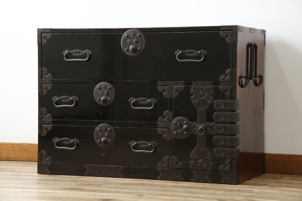和製アンティーク 美品!! 上手物!! 内部桐(キリ)材 上品な丸金具の黒漆塗り庄内箪笥ローボード(時代箪笥、和たんす、整理たんす、収納タンス、衣装タンス、ローチェスト、テレビ台、テレビボード、引き出し)(R-078489)