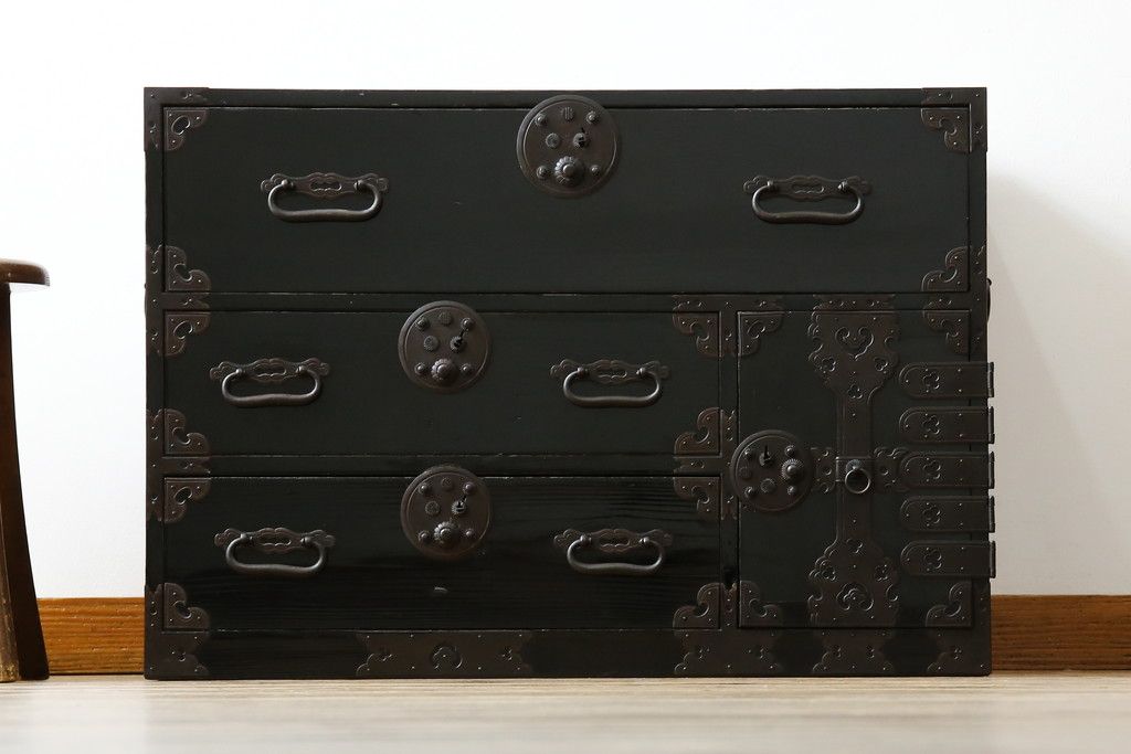 和製アンティーク 美品!! 上手物!! 内部桐(キリ)材 上品な丸金具の黒漆塗り庄内箪笥ローボード(時代箪笥、和たんす、整理たんす、収納タンス、衣装タンス、ローチェスト、テレビ台、テレビボード、引き出し)(R-078489)