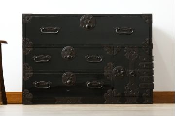 和製アンティーク 美品!! 上手物!! 内部桐(キリ)材 上品な丸金具の黒漆塗り庄内箪笥ローボード(時代箪笥、和たんす、整理たんす、収納タンス、衣装タンス、ローチェスト、テレビ台、テレビボード、引き出し)(R-078489)