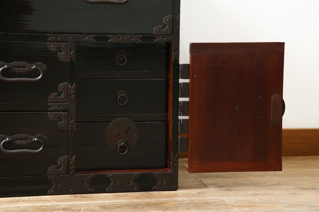 和製アンティーク 美品!! 上手物!! 内部桐(キリ)材 上品な丸金具の黒漆塗り庄内箪笥ローボード(時代箪笥、和たんす、整理たんす、収納タンス、衣装タンス、ローチェスト、テレビ台、テレビボード、引き出し)(R-078489)
