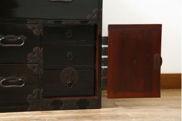 和製アンティーク 美品!! 上手物!! 内部桐(キリ)材 上品な丸金具の黒漆塗り庄内箪笥ローボード(時代箪笥、和たんす、整理たんす、収納タンス、衣装タンス、ローチェスト、テレビ台、テレビボード、引き出し)(R-078489)