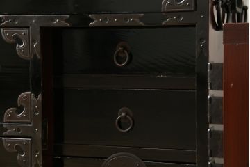 和製アンティーク 美品!! 上手物!! 内部桐(キリ)材 上品な丸金具の黒漆塗り庄内箪笥ローボード(時代箪笥、和たんす、整理たんす、収納タンス、衣装タンス、ローチェスト、テレビ台、テレビボード、引き出し)(R-078489)