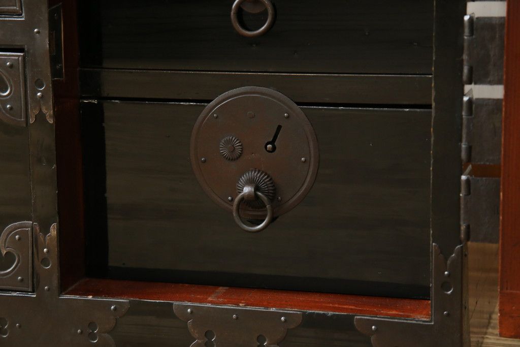 和製アンティーク 美品!! 上手物!! 内部桐(キリ)材 上品な丸金具の黒漆塗り庄内箪笥ローボード(時代箪笥、和たんす、整理たんす、収納タンス、衣装タンス、ローチェスト、テレビ台、テレビボード、引き出し)(R-078489)