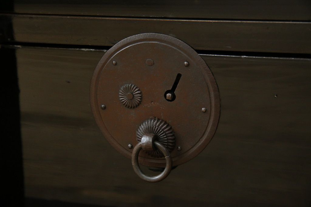 和製アンティーク 美品!! 上手物!! 内部桐(キリ)材 上品な丸金具の黒漆塗り庄内箪笥ローボード(時代箪笥、和たんす、整理たんす、収納タンス、衣装タンス、ローチェスト、テレビ台、テレビボード、引き出し)(R-078489)