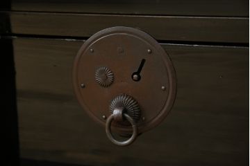 和製アンティーク 美品!! 上手物!! 内部桐(キリ)材 上品な丸金具の黒漆塗り庄内箪笥ローボード(時代箪笥、和たんす、整理たんす、収納タンス、衣装タンス、ローチェスト、テレビ台、テレビボード、引き出し)(R-078489)