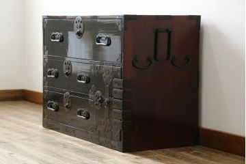 和製アンティーク 美品!! 上手物!! 内部桐(キリ)材 上品な丸金具の黒漆塗り庄内箪笥ローボード(時代箪笥、和たんす、整理たんす、収納タンス、衣装タンス、ローチェスト、テレビ台、テレビボード、引き出し)(R-078489)