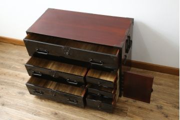 和製アンティーク 美品!! 上手物!! 内部桐(キリ)材 上品な丸金具の黒漆塗り庄内箪笥ローボード(時代箪笥、和たんす、整理たんす、収納タンス、衣装タンス、ローチェスト、テレビ台、テレビボード、引き出し)(R-078489)