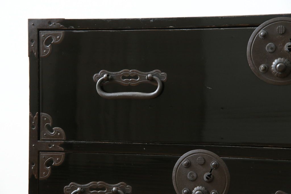 和製アンティーク 美品!! 上手物!! 内部桐(キリ)材 上品な丸金具の黒漆塗り庄内箪笥ローボード(時代箪笥、和たんす、整理たんす、収納タンス、衣装タンス、ローチェスト、テレビ台、テレビボード、引き出し)(R-078489)