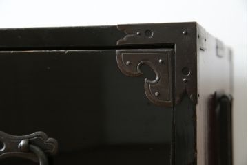 和製アンティーク 美品!! 上手物!! 内部桐(キリ)材 上品な丸金具の黒漆塗り庄内箪笥ローボード(時代箪笥、和たんす、整理たんす、収納タンス、衣装タンス、ローチェスト、テレビ台、テレビボード、引き出し)(R-078489)