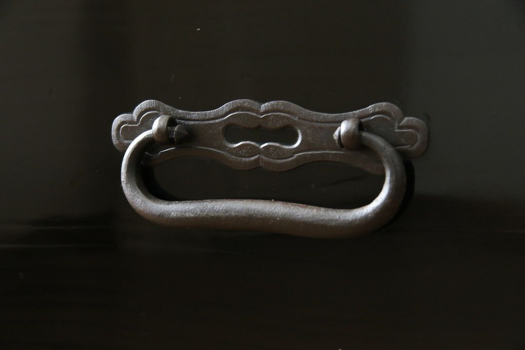 和製アンティーク 美品!! 上手物!! 内部桐(キリ)材 上品な丸金具の黒漆塗り庄内箪笥ローボード(時代箪笥、和たんす、整理たんす、収納タンス、衣装タンス、ローチェスト、テレビ台、テレビボード、引き出し)(R-078489)