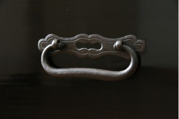 和製アンティーク 美品!! 上手物!! 内部桐(キリ)材 上品な丸金具の黒漆塗り庄内箪笥ローボード(時代箪笥、和たんす、整理たんす、収納タンス、衣装タンス、ローチェスト、テレビ台、テレビボード、引き出し)(R-078489)