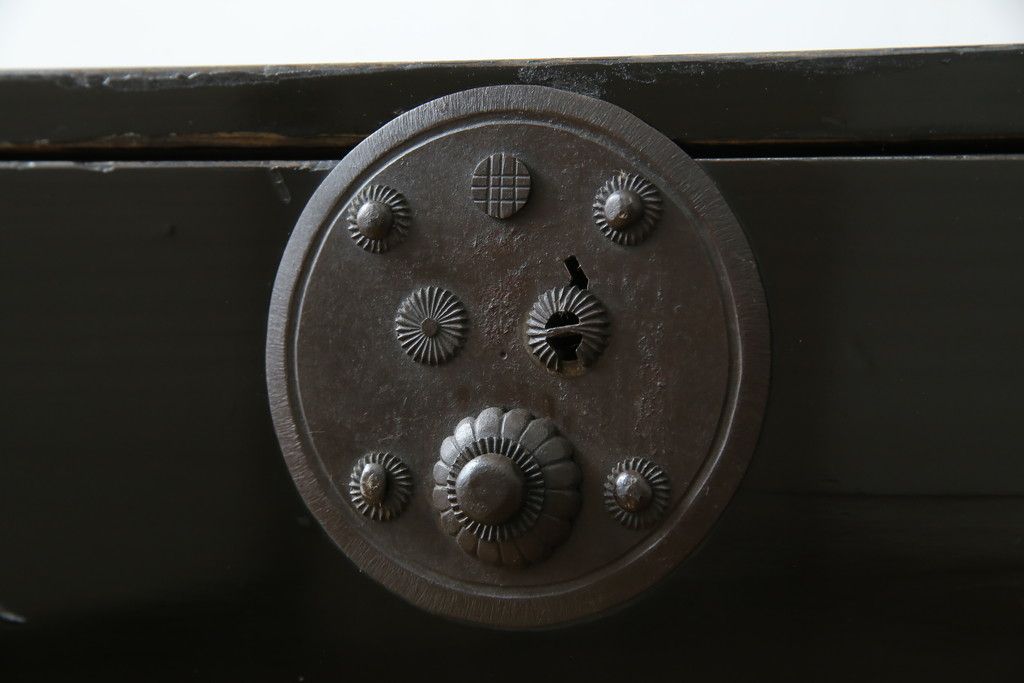 和製アンティーク 美品!! 上手物!! 内部桐(キリ)材 上品な丸金具の黒漆塗り庄内箪笥ローボード(時代箪笥、和たんす、整理たんす、収納タンス、衣装タンス、ローチェスト、テレビ台、テレビボード、引き出し)(R-078489)