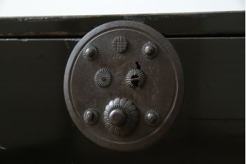 和製アンティーク 美品!! 上手物!! 内部桐(キリ)材 上品な丸金具の黒漆塗り庄内箪笥ローボード(時代箪笥、和たんす、整理たんす、収納タンス、衣装タンス、ローチェスト、テレビ台、テレビボード、引き出し)(R-078489)