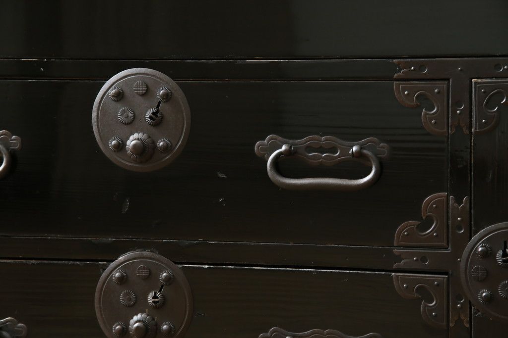 和製アンティーク 美品!! 上手物!! 内部桐(キリ)材 上品な丸金具の黒漆塗り庄内箪笥ローボード(時代箪笥、和たんす、整理たんす、収納タンス、衣装タンス、ローチェスト、テレビ台、テレビボード、引き出し)(R-078489)