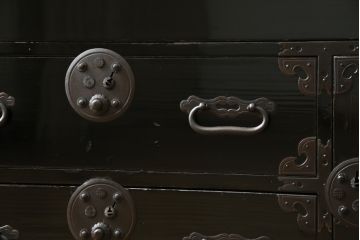 和製アンティーク 美品!! 上手物!! 内部桐(キリ)材 上品な丸金具の黒漆塗り庄内箪笥ローボード(時代箪笥、和たんす、整理たんす、収納タンス、衣装タンス、ローチェスト、テレビ台、テレビボード、引き出し)(R-078489)