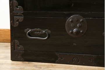 和製アンティーク 美品!! 上手物!! 内部桐(キリ)材 上品な丸金具の黒漆塗り庄内箪笥ローボード(時代箪笥、和たんす、整理たんす、収納タンス、衣装タンス、ローチェスト、テレビ台、テレビボード、引き出し)(R-078489)