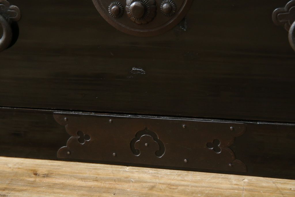 和製アンティーク 美品!! 上手物!! 内部桐(キリ)材 上品な丸金具の黒漆塗り庄内箪笥ローボード(時代箪笥、和たんす、整理たんす、収納タンス、衣装タンス、ローチェスト、テレビ台、テレビボード、引き出し)(R-078489)