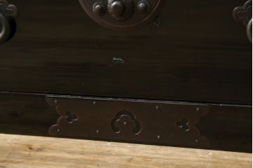 和製アンティーク 美品!! 上手物!! 内部桐(キリ)材 上品な丸金具の黒漆塗り庄内箪笥ローボード(時代箪笥、和たんす、整理たんす、収納タンス、衣装タンス、ローチェスト、テレビ台、テレビボード、引き出し)(R-078489)