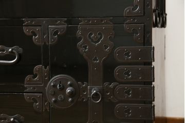和製アンティーク 美品!! 上手物!! 内部桐(キリ)材 上品な丸金具の黒漆塗り庄内箪笥ローボード(時代箪笥、和たんす、整理たんす、収納タンス、衣装タンス、ローチェスト、テレビ台、テレビボード、引き出し)(R-078489)