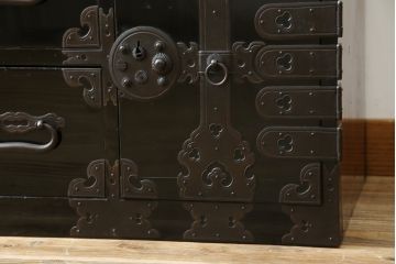 和製アンティーク 美品!! 上手物!! 内部桐(キリ)材 上品な丸金具の黒漆塗り庄内箪笥ローボード(時代箪笥、和たんす、整理たんす、収納タンス、衣装タンス、ローチェスト、テレビ台、テレビボード、引き出し)(R-078489)