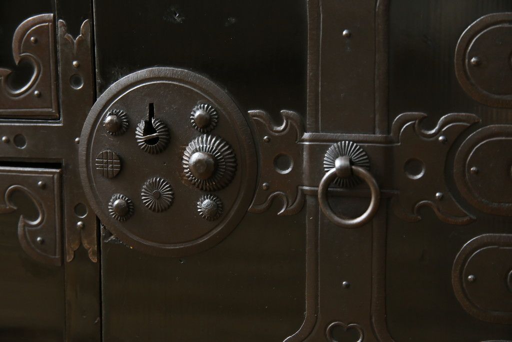 和製アンティーク 美品!! 上手物!! 内部桐(キリ)材 上品な丸金具の黒漆塗り庄内箪笥ローボード(時代箪笥、和たんす、整理たんす、収納タンス、衣装タンス、ローチェスト、テレビ台、テレビボード、引き出し)(R-078489)