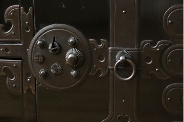 和製アンティーク 美品!! 上手物!! 内部桐(キリ)材 上品な丸金具の黒漆塗り庄内箪笥ローボード(時代箪笥、和たんす、整理たんす、収納タンス、衣装タンス、ローチェスト、テレビ台、テレビボード、引き出し)(R-078489)