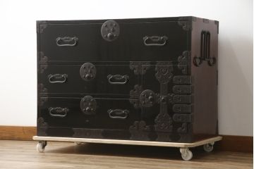 和製アンティーク　美品!!　上手物!!　内部桐(キリ)材　上品な丸金具の黒漆塗り庄内箪笥ローボード(時代箪笥、和たんす、整理たんす、収納タンス、衣装タンス、ローチェスト、テレビ台、テレビボード、引き出し)(R-078489)