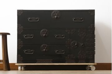 和製アンティーク　美品!!　上手物!!　内部桐(キリ)材　上品な丸金具の黒漆塗り庄内箪笥ローボード(時代箪笥、和たんす、整理たんす、収納タンス、衣装タンス、ローチェスト、テレビ台、テレビボード、引き出し)(R-078489)