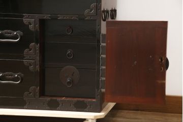 和製アンティーク　美品!!　上手物!!　内部桐(キリ)材　上品な丸金具の黒漆塗り庄内箪笥ローボード(時代箪笥、和たんす、整理たんす、収納タンス、衣装タンス、ローチェスト、テレビ台、テレビボード、引き出し)(R-078489)