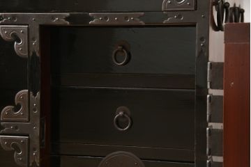 和製アンティーク　美品!!　上手物!!　内部桐(キリ)材　上品な丸金具の黒漆塗り庄内箪笥ローボード(時代箪笥、和たんす、整理たんす、収納タンス、衣装タンス、ローチェスト、テレビ台、テレビボード、引き出し)(R-078489)