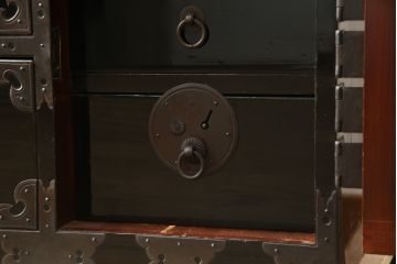 和製アンティーク　美品!!　上手物!!　内部桐(キリ)材　上品な丸金具の黒漆塗り庄内箪笥ローボード(時代箪笥、和たんす、整理たんす、収納タンス、衣装タンス、ローチェスト、テレビ台、テレビボード、引き出し)(R-078489)