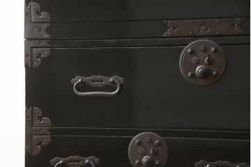 和製アンティーク　美品!!　上手物!!　内部桐(キリ)材　上品な丸金具の黒漆塗り庄内箪笥ローボード(時代箪笥、和たんす、整理たんす、収納タンス、衣装タンス、ローチェスト、テレビ台、テレビボード、引き出し)(R-078489)