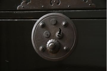 和製アンティーク　美品!!　上手物!!　内部桐(キリ)材　上品な丸金具の黒漆塗り庄内箪笥ローボード(時代箪笥、和たんす、整理たんす、収納タンス、衣装タンス、ローチェスト、テレビ台、テレビボード、引き出し)(R-078489)