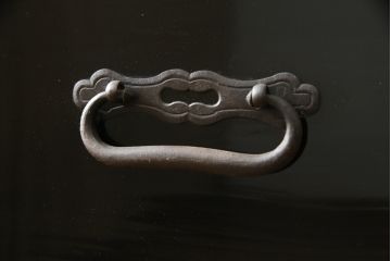 和製アンティーク　美品!!　上手物!!　内部桐(キリ)材　上品な丸金具の黒漆塗り庄内箪笥ローボード(時代箪笥、和たんす、整理たんす、収納タンス、衣装タンス、ローチェスト、テレビ台、テレビボード、引き出し)(R-078489)