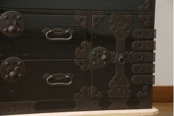 和製アンティーク　美品!!　上手物!!　内部桐(キリ)材　上品な丸金具の黒漆塗り庄内箪笥ローボード(時代箪笥、和たんす、整理たんす、収納タンス、衣装タンス、ローチェスト、テレビ台、テレビボード、引き出し)(R-078489)