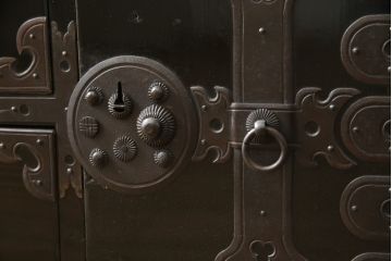 和製アンティーク　美品!!　上手物!!　内部桐(キリ)材　上品な丸金具の黒漆塗り庄内箪笥ローボード(時代箪笥、和たんす、整理たんす、収納タンス、衣装タンス、ローチェスト、テレビ台、テレビボード、引き出し)(R-078489)