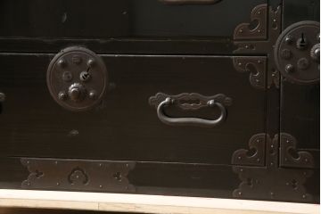 和製アンティーク　美品!!　上手物!!　内部桐(キリ)材　上品な丸金具の黒漆塗り庄内箪笥ローボード(時代箪笥、和たんす、整理たんす、収納タンス、衣装タンス、ローチェスト、テレビ台、テレビボード、引き出し)(R-078489)