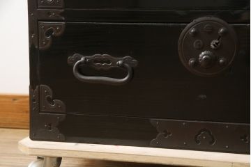 和製アンティーク　美品!!　上手物!!　内部桐(キリ)材　上品な丸金具の黒漆塗り庄内箪笥ローボード(時代箪笥、和たんす、整理たんす、収納タンス、衣装タンス、ローチェスト、テレビ台、テレビボード、引き出し)(R-078489)