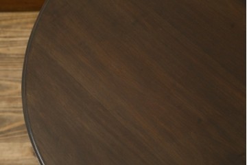 和製アンティーク　カバ材　シルエットが素敵なラウンドカフェテーブル　(R-078490)