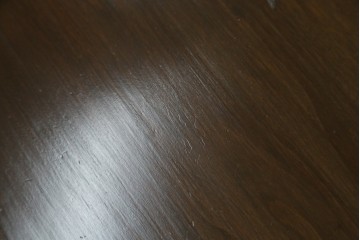 和製アンティーク　カバ材　シルエットが素敵なラウンドカフェテーブル　(R-078490)
