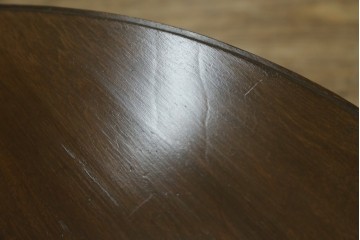 和製アンティーク　カバ材　シルエットが素敵なラウンドカフェテーブル　(R-078490)