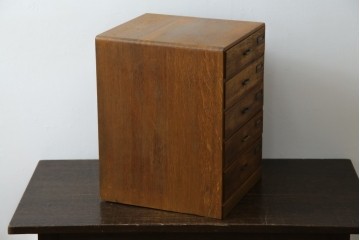 和製アンティーク　ナラ材　趣のある佇まいが魅力的な五段小引き出し　(R-078491)