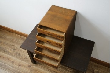 和製アンティーク　ナラ材　趣のある佇まいが魅力的な五段小引き出し　(R-078491)