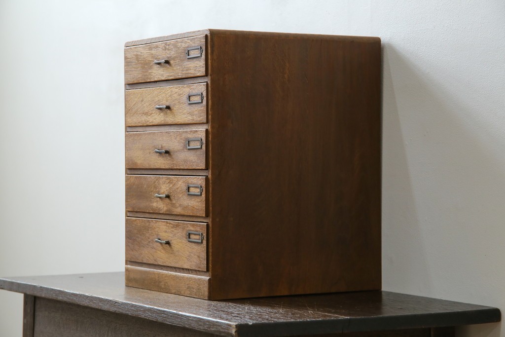 和製アンティーク　ナラ材　趣のある佇まいが魅力的な五段小引き出し　(R-078491)