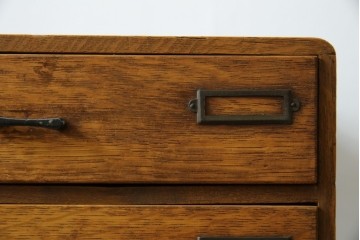 和製アンティーク　ナラ材　趣のある佇まいが魅力的な五段小引き出し　(R-078491)