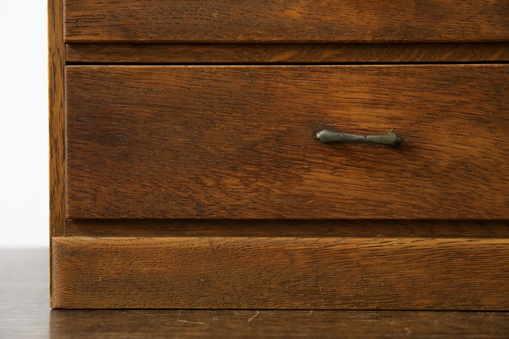 和製アンティーク　ナラ材　趣のある佇まいが魅力的な五段小引き出し　(R-078491)