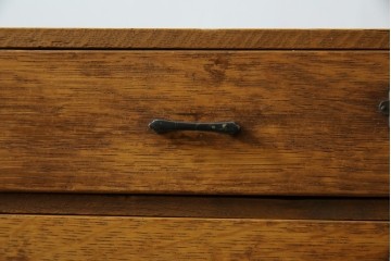 和製アンティーク　ナラ材　趣のある佇まいが魅力的な五段小引き出し　(R-078491)