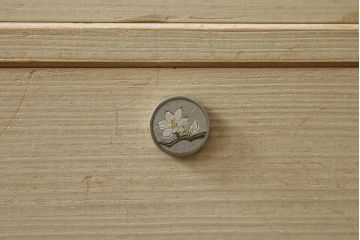 中古　伝統工芸士　永松修一作　秀鳳刻　上品な雰囲気漂う金具が魅力的な加茂総桐箪笥(並厚、総桐たんす、着物箪笥、衣装箪笥、和タンス、引き出し、バラ売り可能)(R-078492)